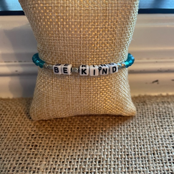 Be Kind Bracelet - Picture 1 of 3